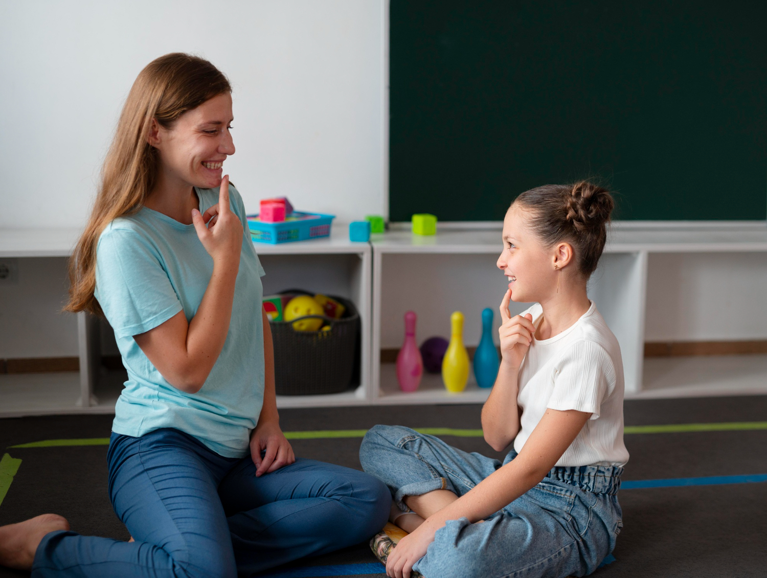 Assistente che affianca una persona in un'attività educativa e comunicativa